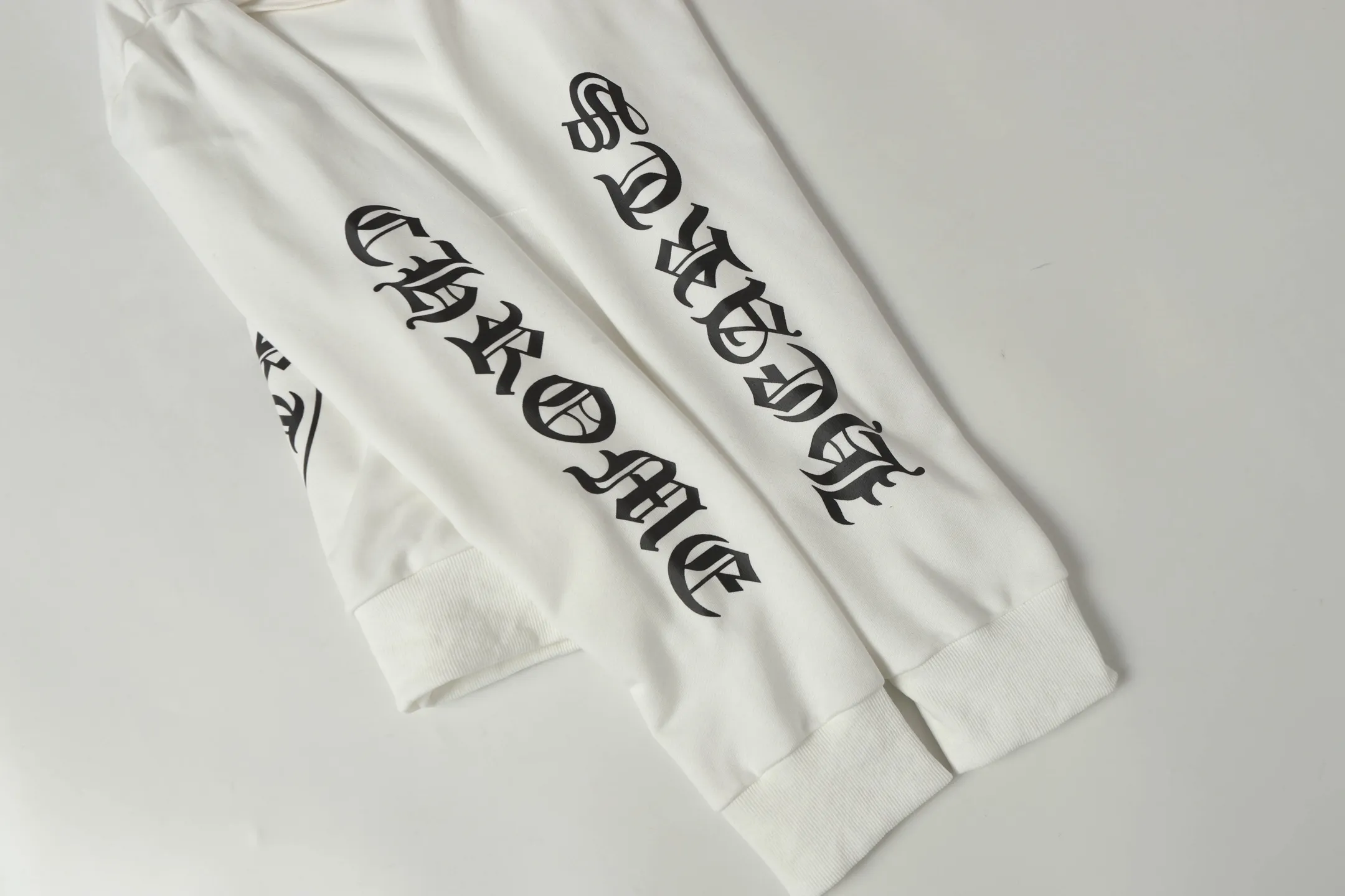 P240 Cross-border model, please do not place an order if you are pursuing quality - Chrome Hearts/Chrome Hearts Lips👄 Horseshoe Sanskrit printed hooded sweatshirt - High weight, high density, high quality, soft, delicate and skin-friendly wool, soft and silky to the touch, excellent warmth and skin-friendly properties - Custom-woven and dyed, no color difference, no matter the fabric or workmanship details, beat the ordinary version on the market - Hardware zipper accessories are all customized, full of details -Colour: black white -Size: S M L XL